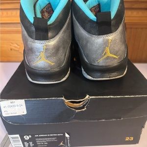 Great condition beautiful like new Jordan 10 liberty size 9.5